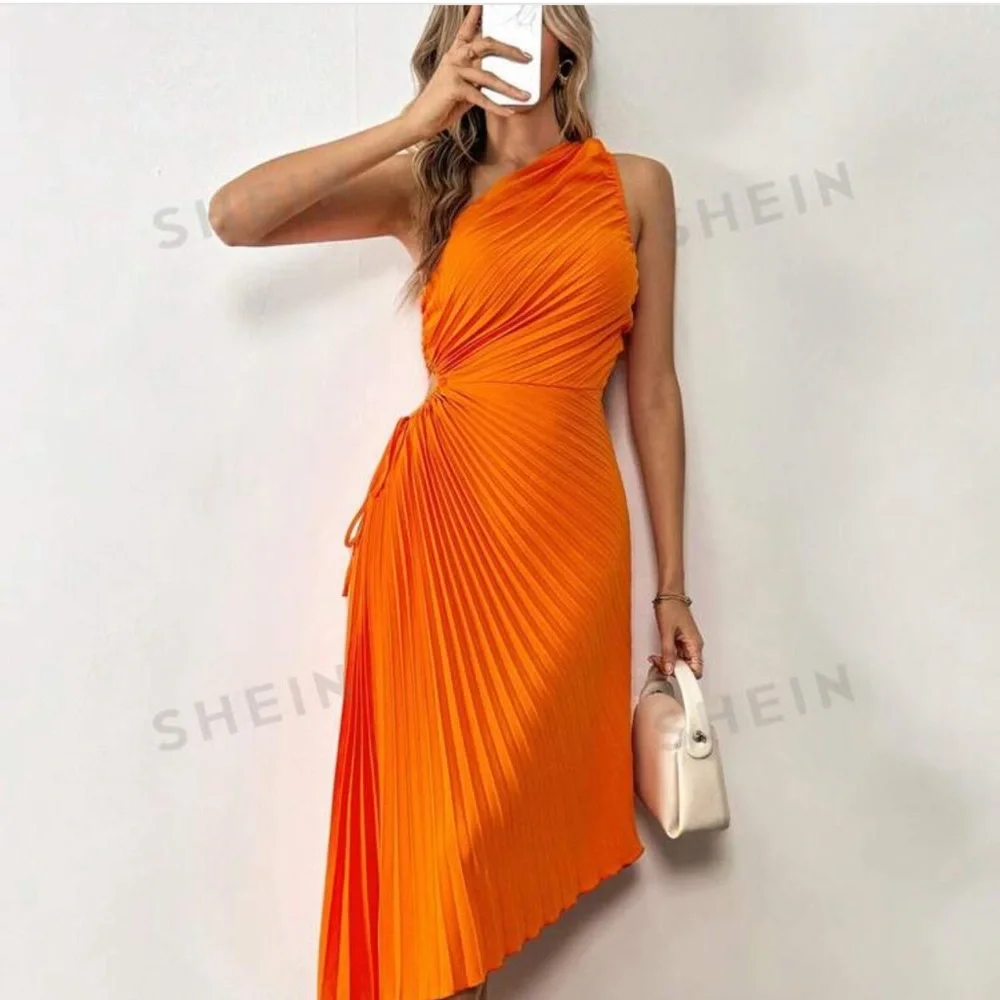 Gorgeous and super sexy pleated dress NWT - Picture 3 of 6
